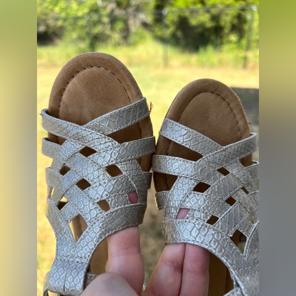 CHAPS ‘Katelyn’ Gold Wedge Sandals Size 6 - Picture 4 of 9